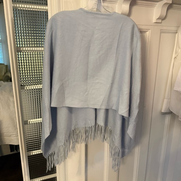 Ann Taylor Light Blue 100% CASHMERE Shawl Wrap Fringed Hook Closure Sz M/L NWT - Picture 5 of 8